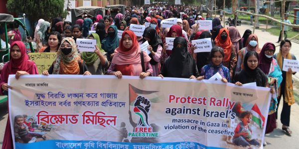 বাকৃবিতে ভারত ও ইসরায়েলের পতাকা পুড়িয়ে বিক্ষোভ 